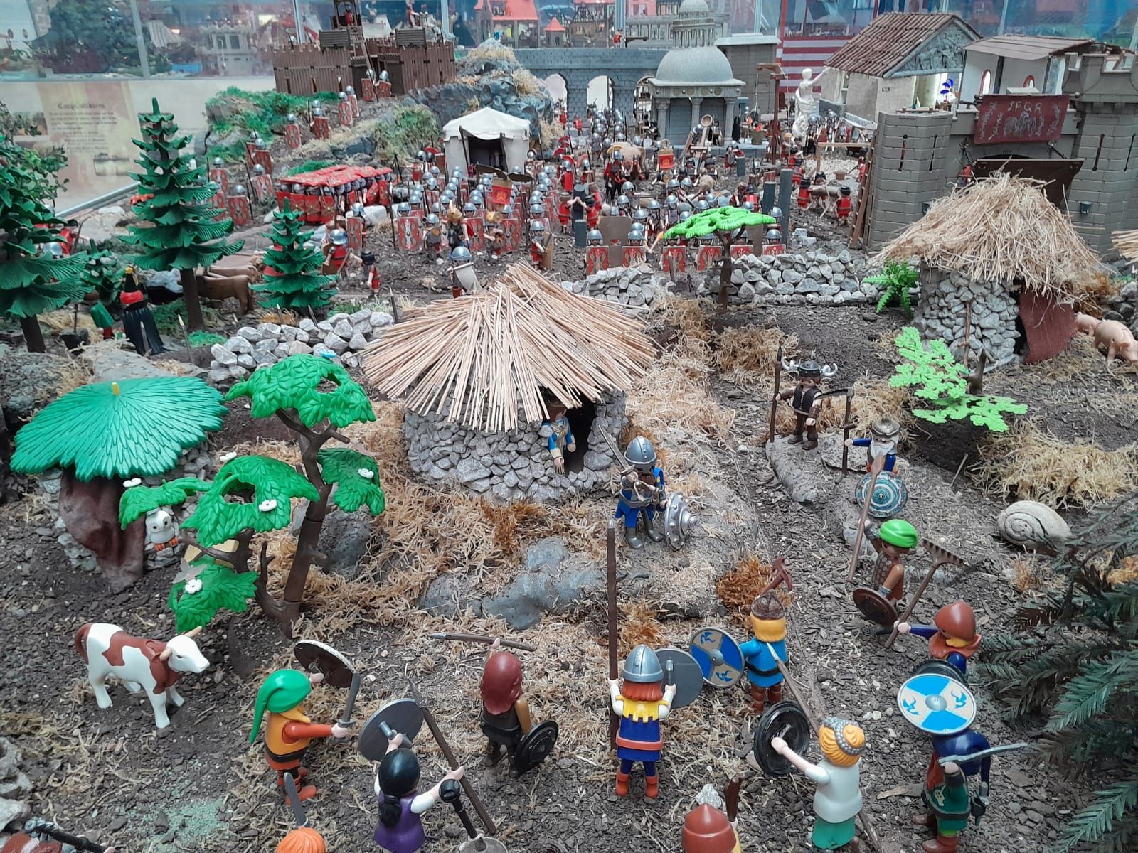 Así es la exposición de Playmobil abierta en El Entrego: un homenaje a la historia de este juguete y también a la de Asturias