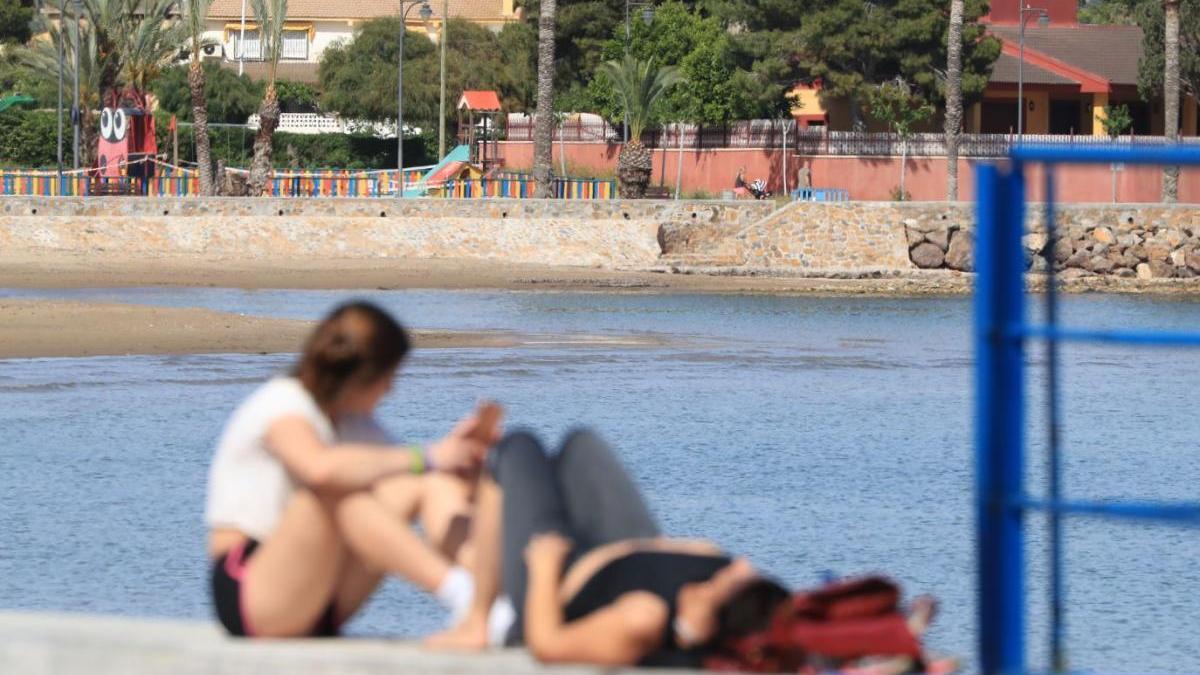 Adolescentes junto al mar en un municipio costero de la Región.