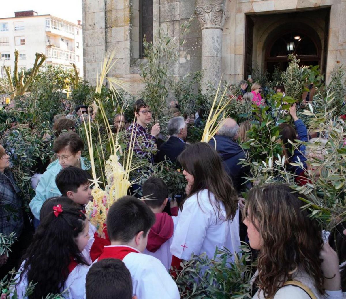 Palmas y ramos a la entrada de
  la iglesia lalinense.
  | // BERNABÉ