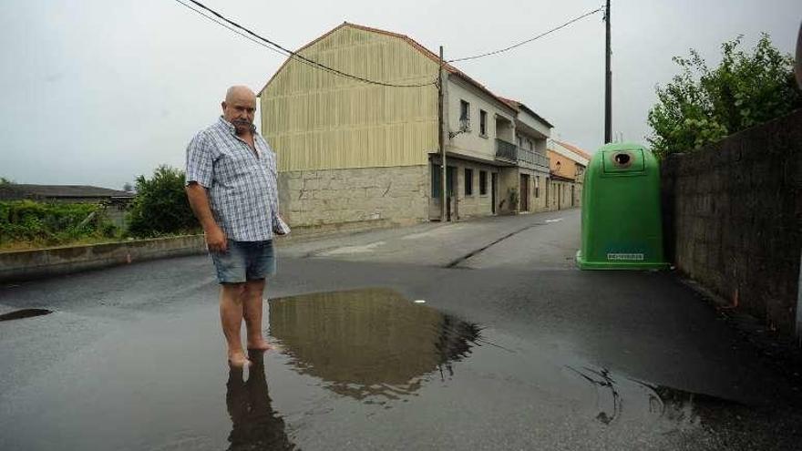 José Luis Serén, con los pies dentro del agua acumulada. // Iñaki Abella