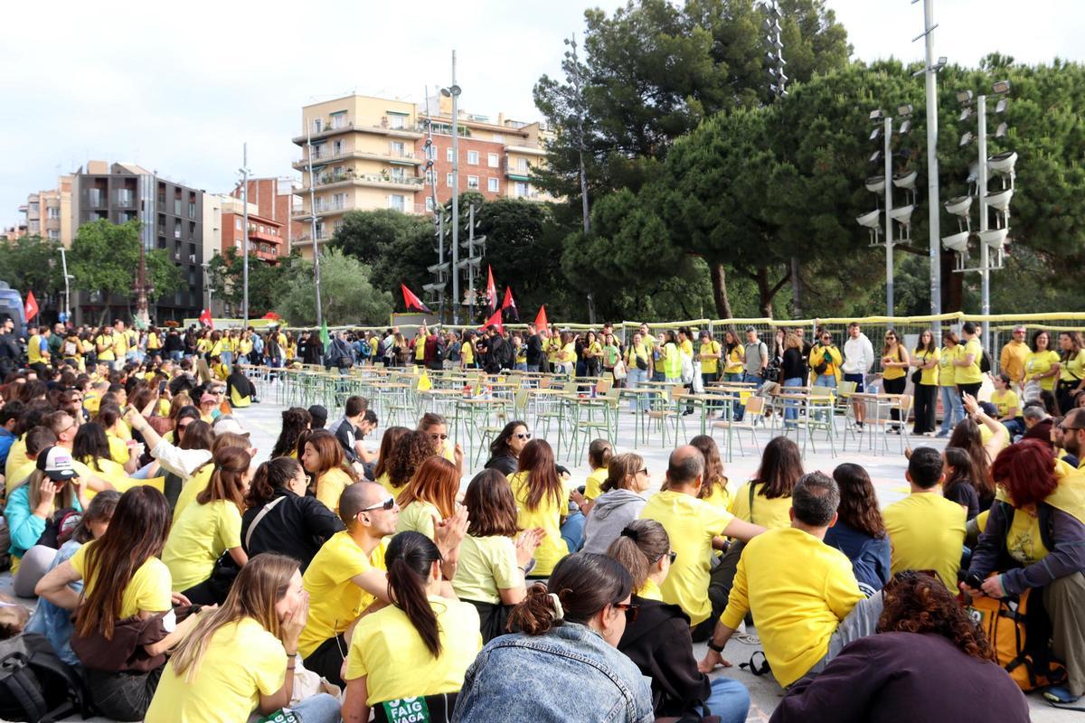 Protesta de docents amb taules i cadires recreant una aula i bloquejant l'entrada de la façana del Naixement de la Sagrada Família, en el marc d'una jornada de vaga educativa al Barcelonès
