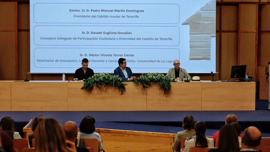 La Mesa inaugural reunió (de izquierda a derecha) al consejero Gugliotta, al presidente del Cabildo, Pedro Martín, y al vicerrector de la ULL, Néstor Torres.