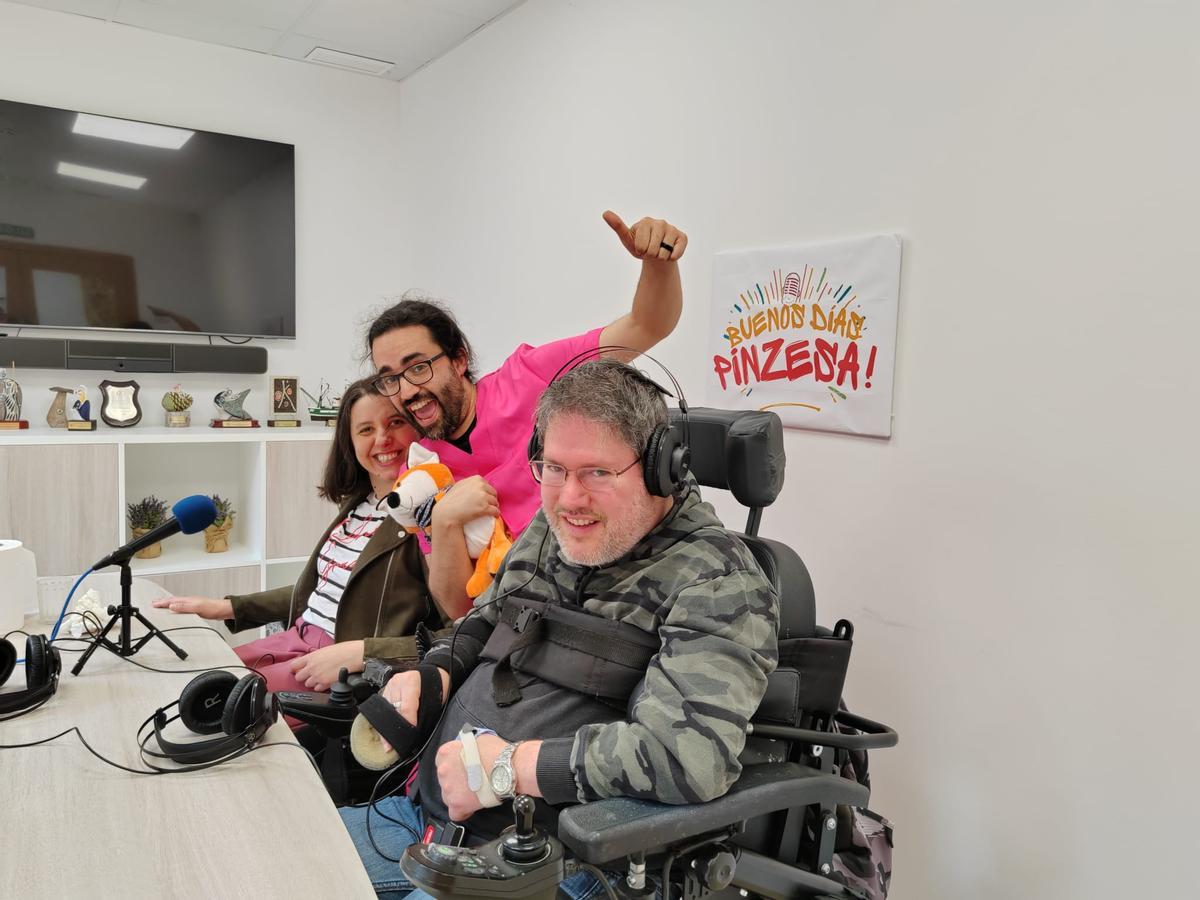 El director David Carrera junto a los presentadores Eva Ribadulla y Alonso Maneiro.