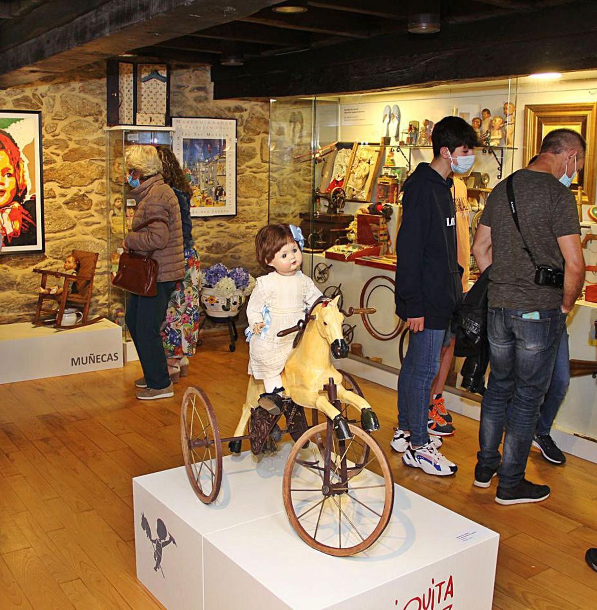 Antonio Chaves, a la izquierda, junto a políticos y artistas, en la sala de cine, circo y música.   | // BERNABÉ/A.A.