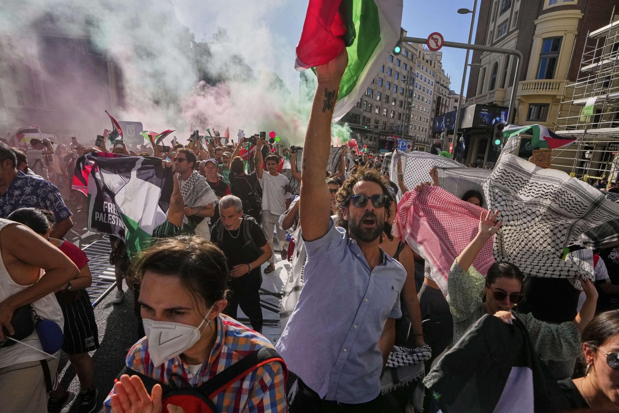 Protesters block the road in an attempt to disrupt the twenty-first stage of the Spanish cycling race La Vuelta, from Alalpardo to Madrid, Spain, Sunday, Sept. 14, 2025. (AP Photo/Manu Fernández)
