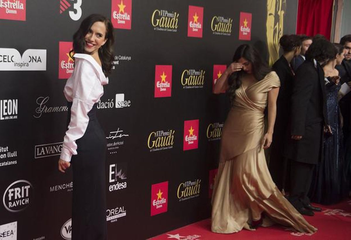 Aina Clotet va recordar Julia Robert als Globus d’Or. A la seva esquerra, la cantant Silvia Perez Cruz, impecable amb un vestit de color or.