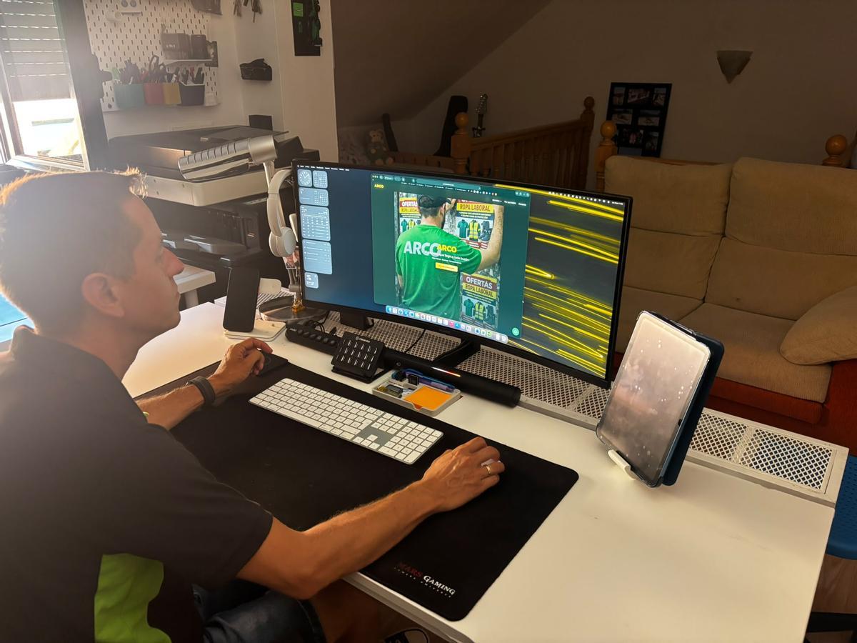 Javier Domingo maneja la página web de su empresa, Arco Publicidad.