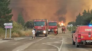 Directo | Desalojan las viviendas y vehículos de la playa de Atlanterra por el incendio de Tarifa