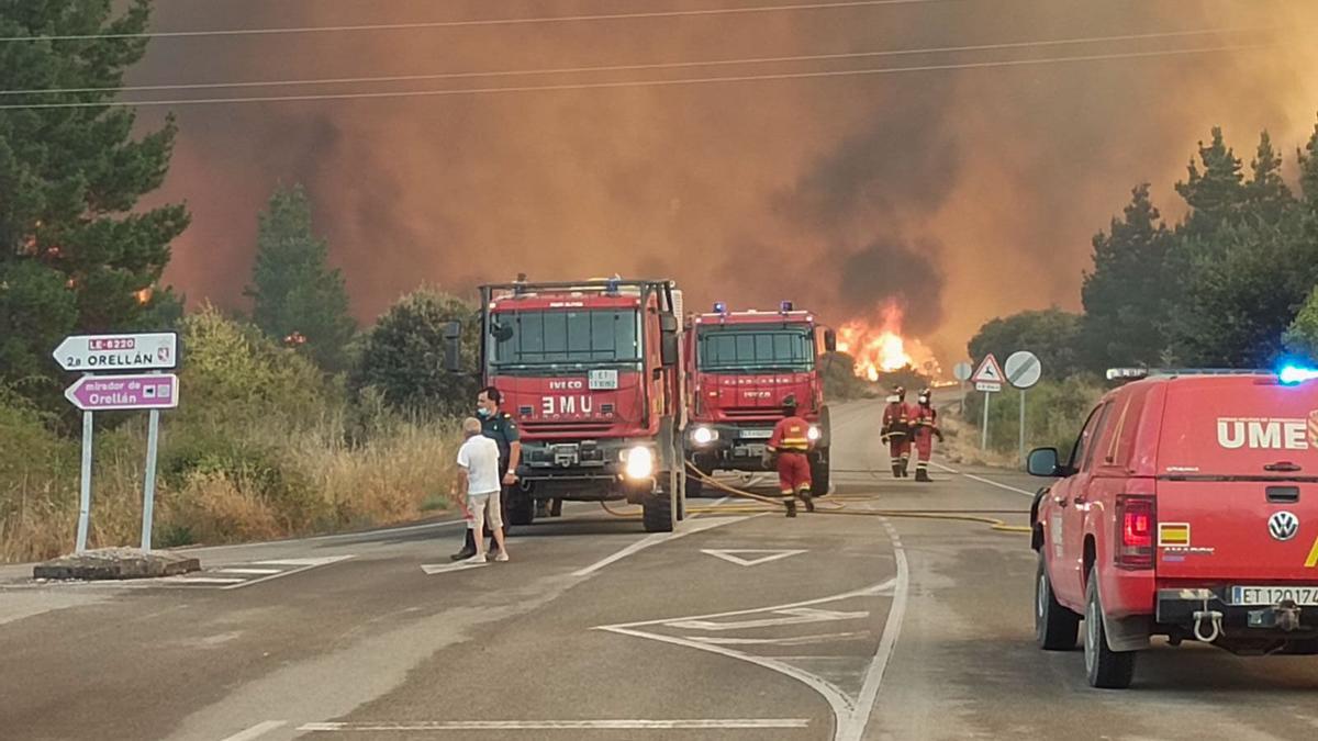 Muere un bombero y otro resulta herido al volcar un camión autobomba en los  incendios de León