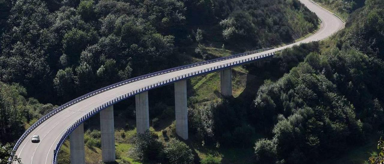 Un vehículo circula por la &quot;Y&quot; de Bimenes a la altura de la localidad de L&#039;Edráu.