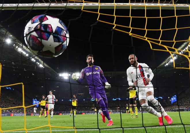 Neymar del PSG reacciona tras marcar un gol contra el Borussia Dortmund durante el partido de la UEFA Champions League entre Borussia Dortmund y Paris Saint-Germain en Dortmund, Alemania.