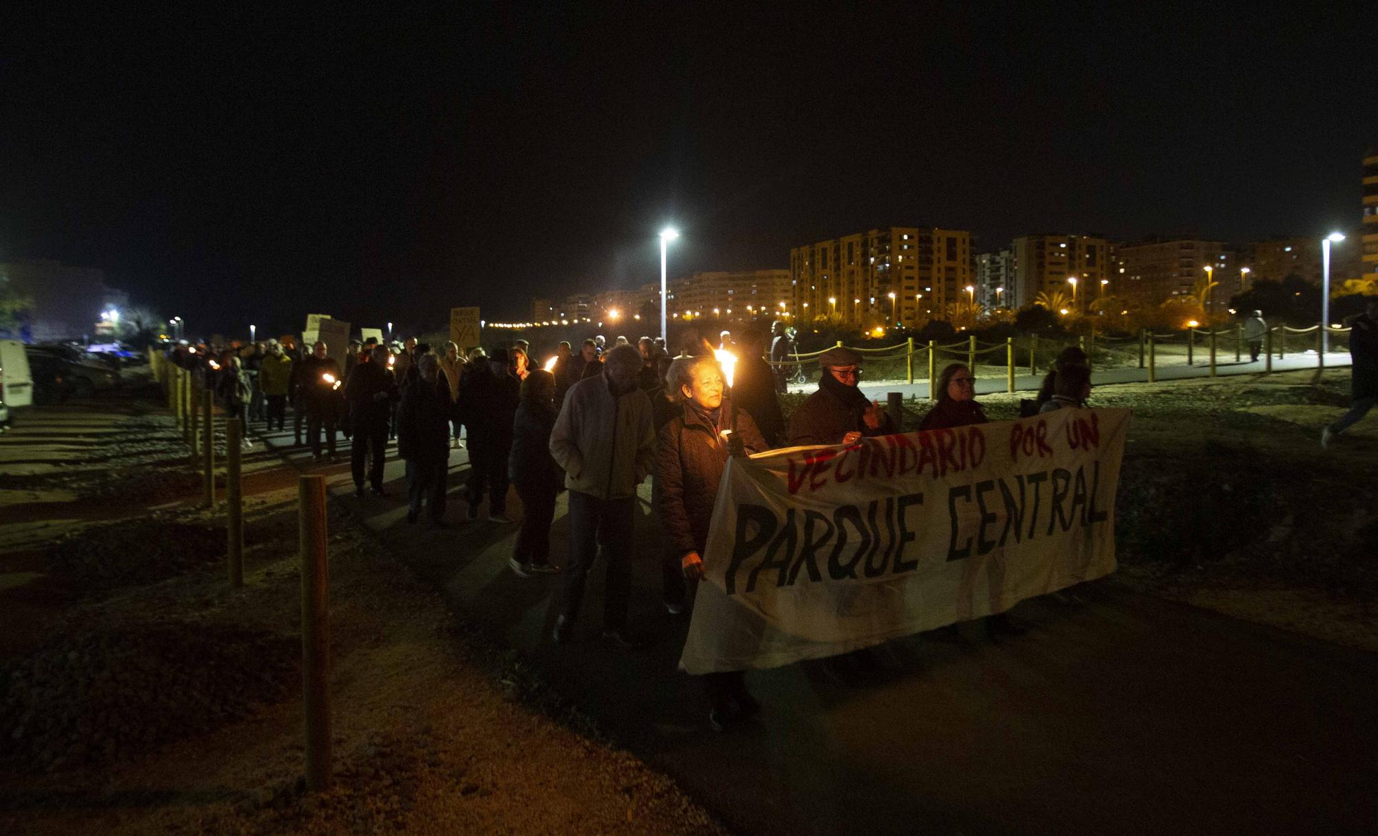 Antorchas para reivindicar el Parque Central "definitivo" en Alicante