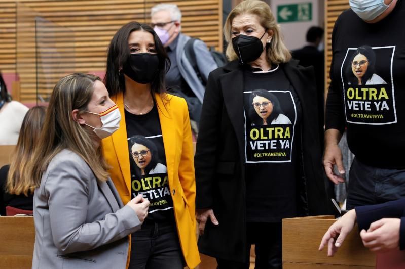 Diputados de Cs con camisetas con la inscripción «Oltra vete ya», junto a Ana Vega (Vox). | BIEL ALIÑO / EFE