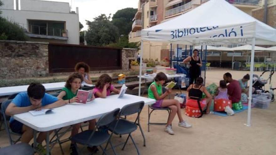 La biblioteca de Palamós surt al carrer durant l&#039;estiu