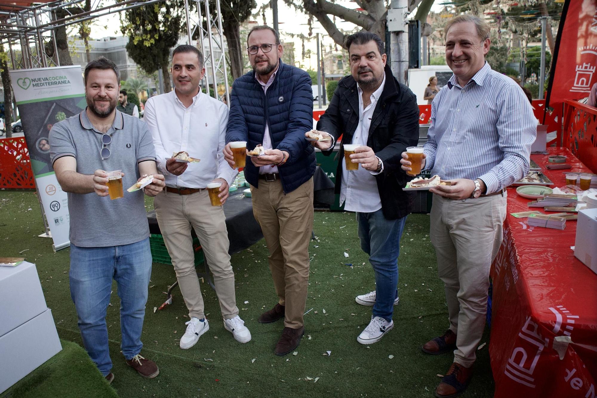 Las imágenes de la multitudinaria degustación gratuita de marineras en la plaza Circular de Murcia