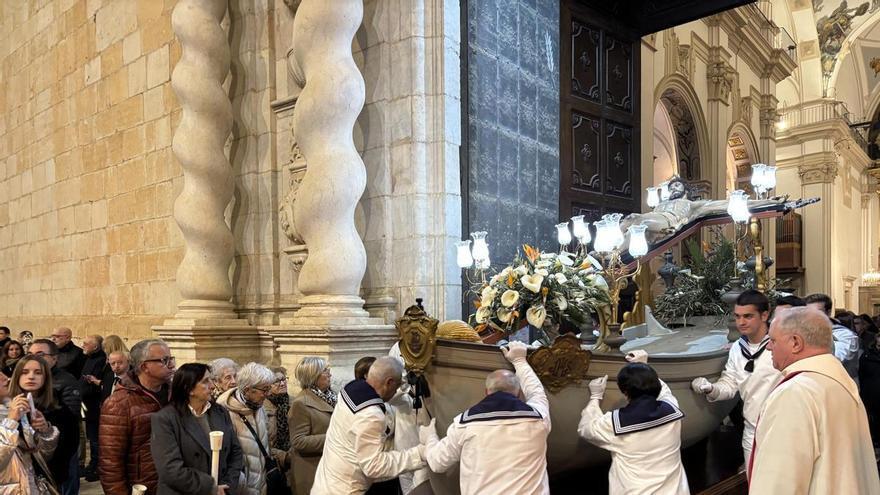 Las imágenes de la multitudinaria bajada del Cristo del Mar de Benicarló