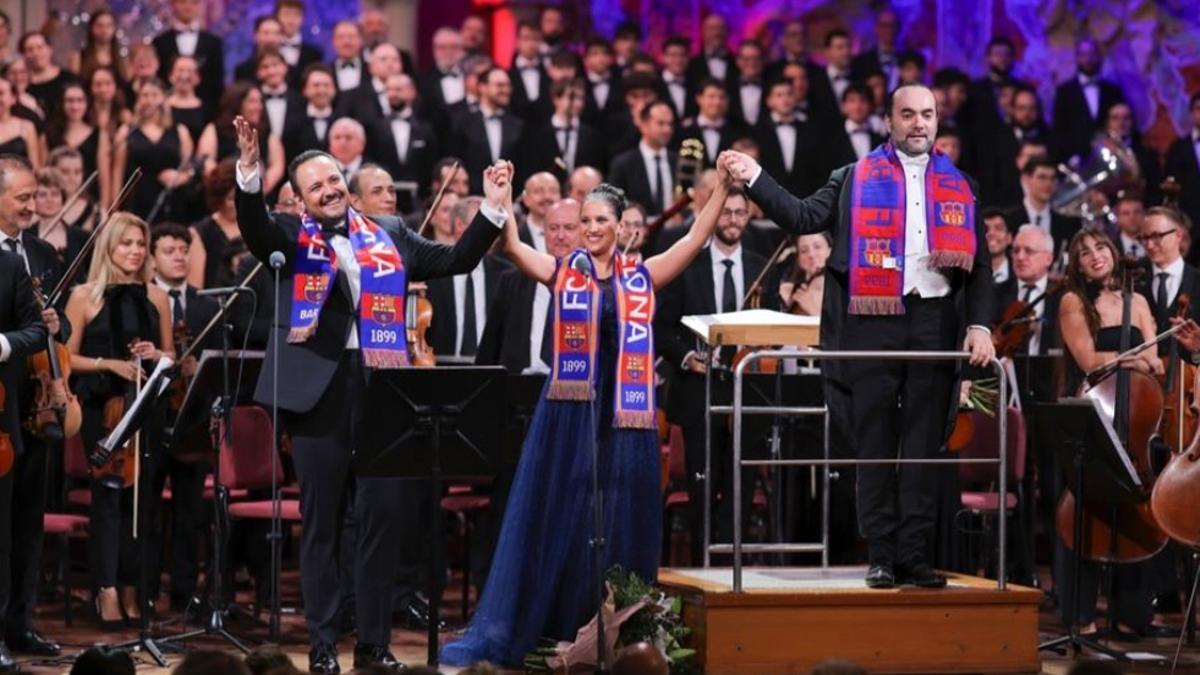 El tenor Murat Karahan, la soprano catalana Sara Blanch y el director de la orquesta Francesco Ivan Ciampa, con las bufandas del Barça en el Palau de la Música.