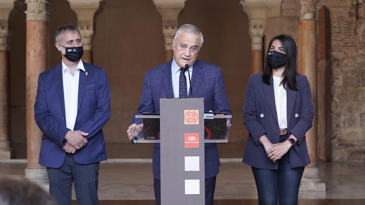 El presidente de las Cortes de Aragón, Javier Sada, ha presentado los actos junto a los miembros de la Mesa de las Cortes, Ramiro Domínguez e Itxaso Cabrera.