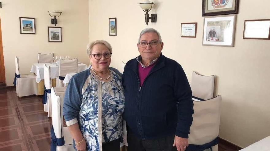 Antonio Rodríguez y su esposa Ángela Hernández posan en el comedor del Lar Galego de Valencia.