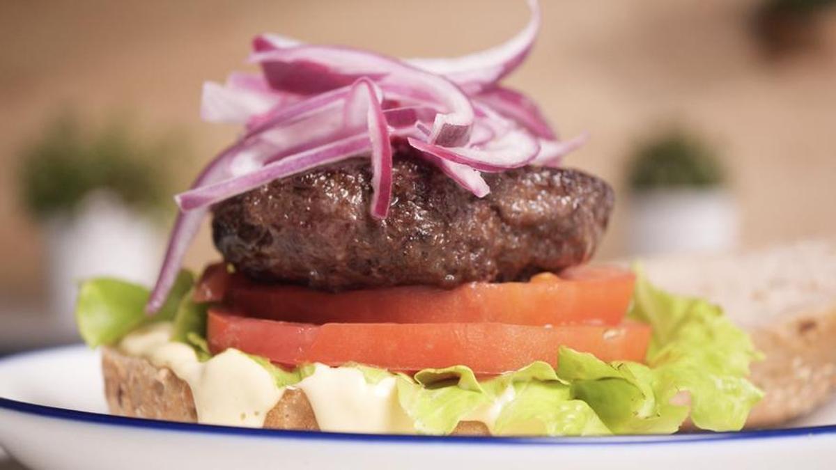 Una receta de hamburguesa clásica con una buena salsa.