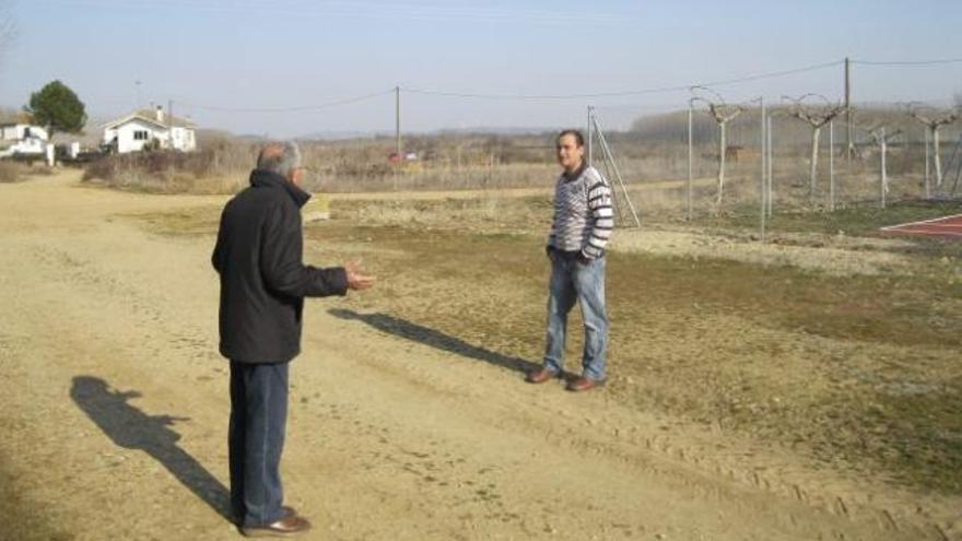 El alcalde de Aguilar, Enrique Martín, habla con el diputado José Luis Pernía en el lugar donde se hará el campo de fútbol.