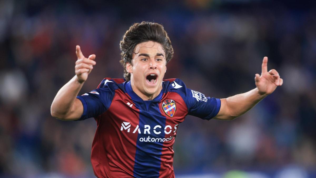 Carlos Álvarez va a más con el objetivo de ascender a Primera como levantinista.