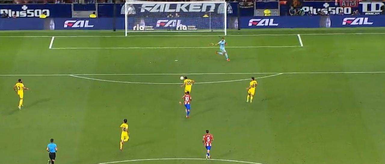 Captura de televisión del autogol de Mandi en el descuento del Atlético-Villarreal (2-2).