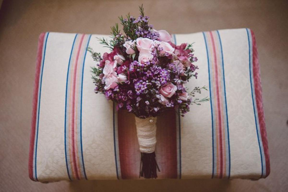 Decoración floral para bodas: Volvoreta Bodas, rosas y arana