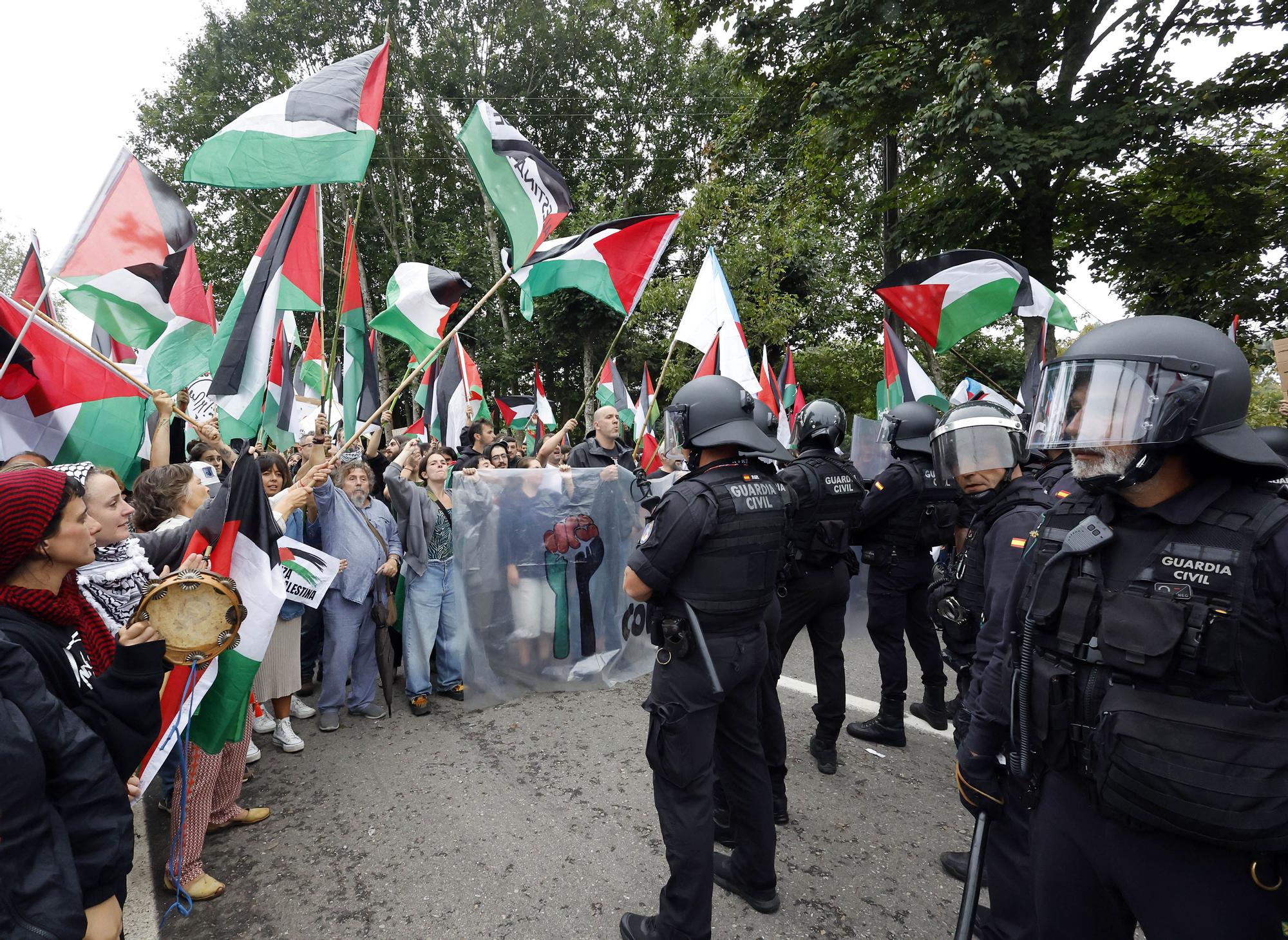 Concentraciones contra el equipo de Israel por el genocidio en Gaza durante el paso de La Vuelta por Pontevedra