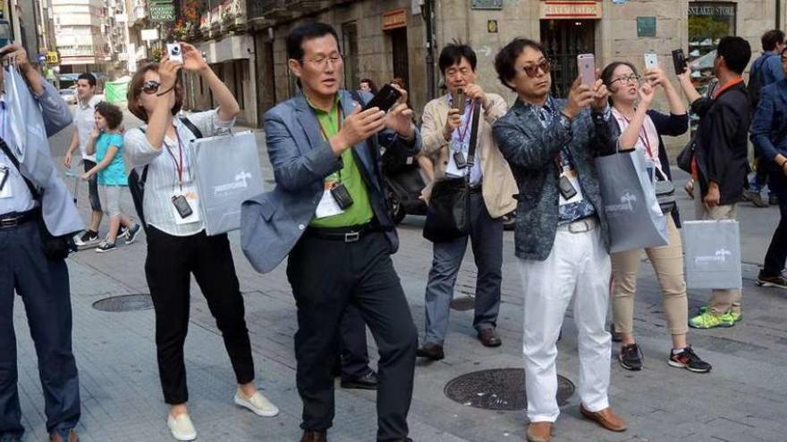 La delegación coreana multiplicó los selfies y fotos durante su recorrido. // Rafa Vázquez