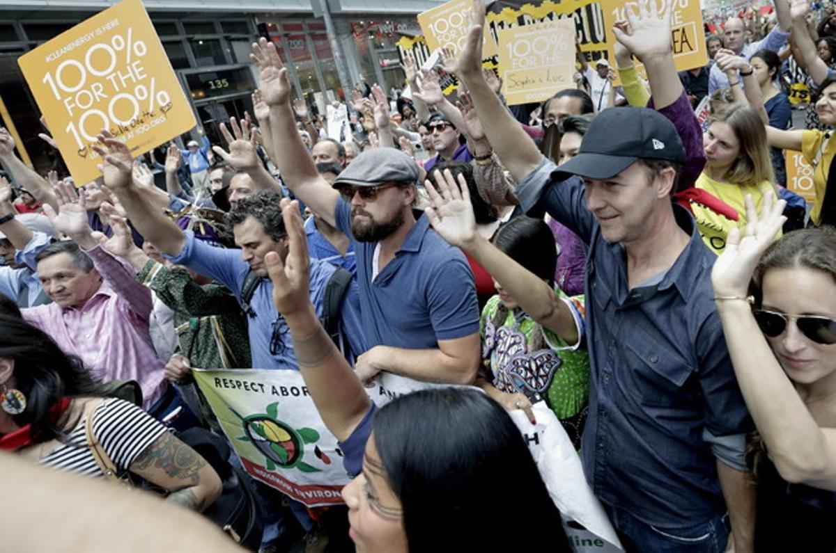 Los actores Leonardo DiCaprio (centro), Edward Norton (derecha) y Mark Ruffalo (izquierda), por las calles de Nueva York.