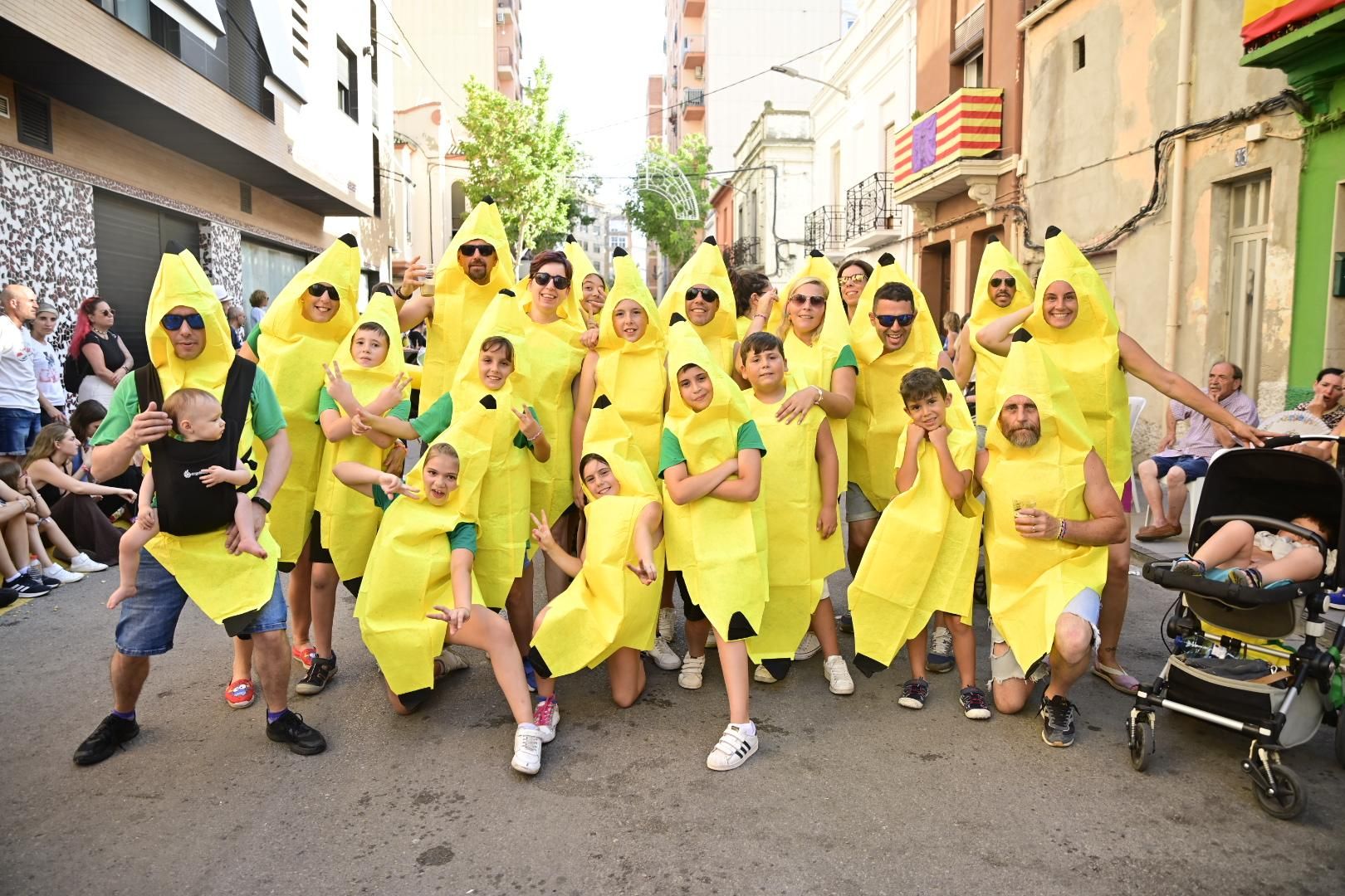 Multitudinario y divertido desfile por la entrada del toro