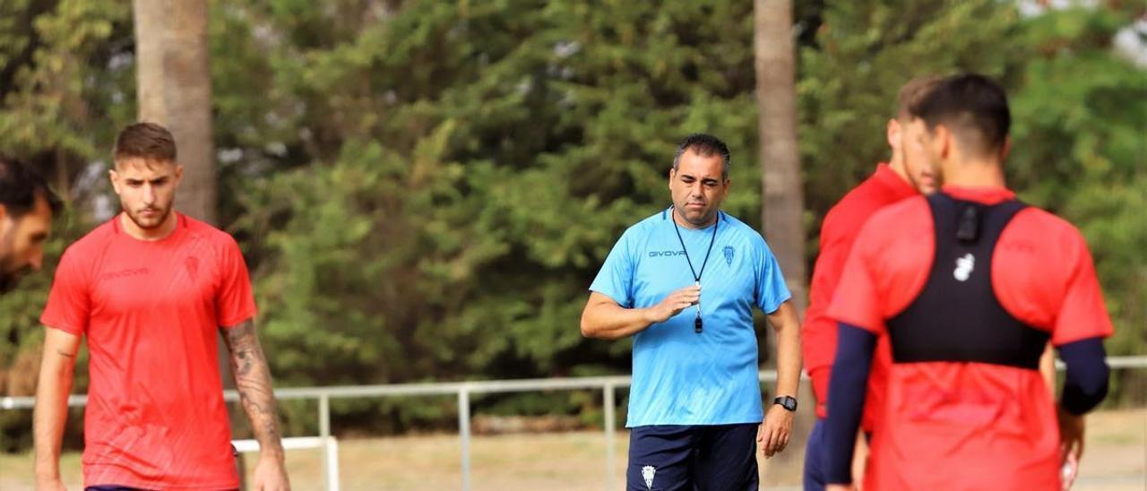 Germán Crespo, con gesto serio, durante el entrenamiento del Córdoba CF en la Ciudad Deportiva, este lunes.