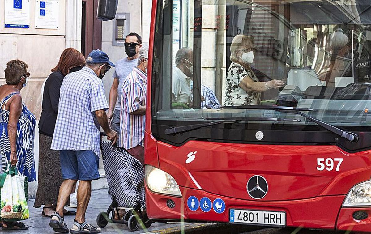 Usuario del autobús urbano, en una imagen de esta semana.  | ALEX DOMÍNGUEZ