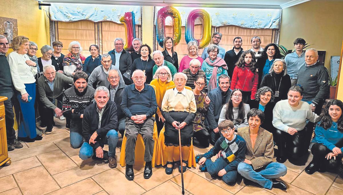 La mujer celebró su centésimo cumpleaños arropada por cuatro generaciones de su familia.