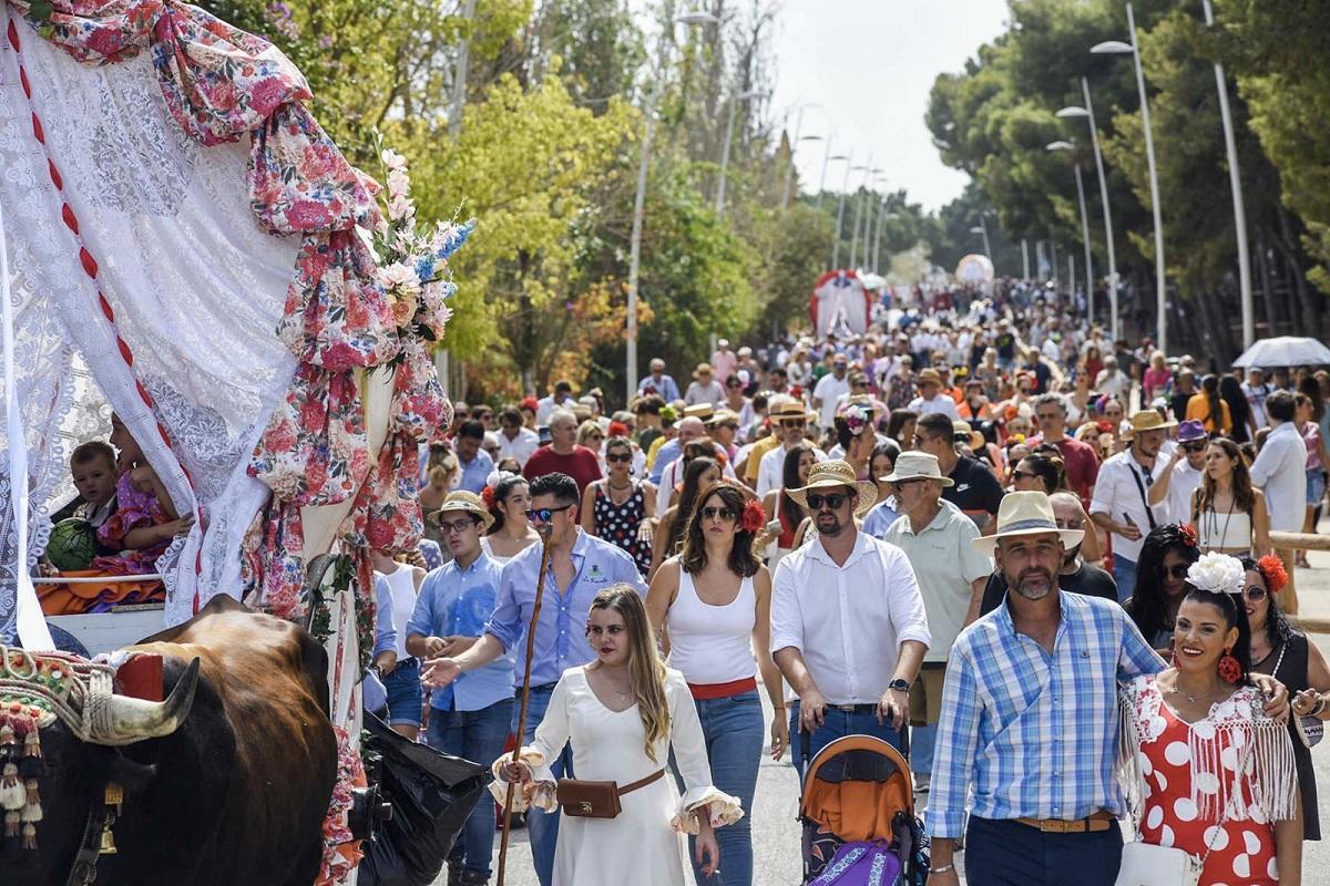 Miles de personas acompañaron a San Miguel por las calles de Torremolinos.