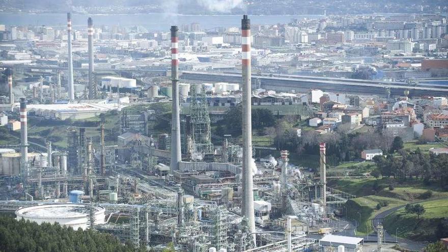 Vista aérea de la refinería y el polígono de A Grela.