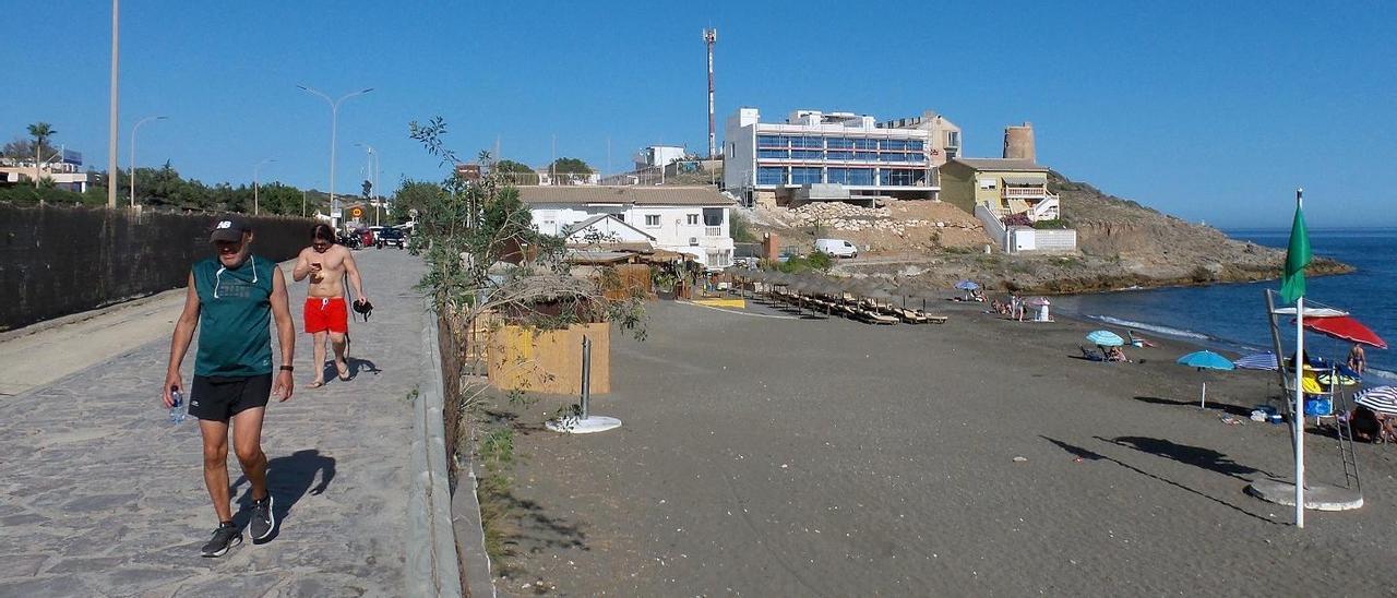 Vista de la nueva construcción, todavía con andamios, desde la playa de la Fábrica, el jueves.