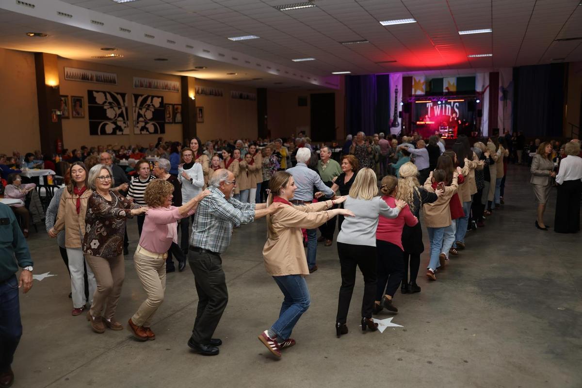 Fotogalería I Burriana celebra berenar i ball a la Llar Fallera per a la gent gran Fotogalería I Burriana celebra berenar i ball a la Llar Fallera per a la gent gran