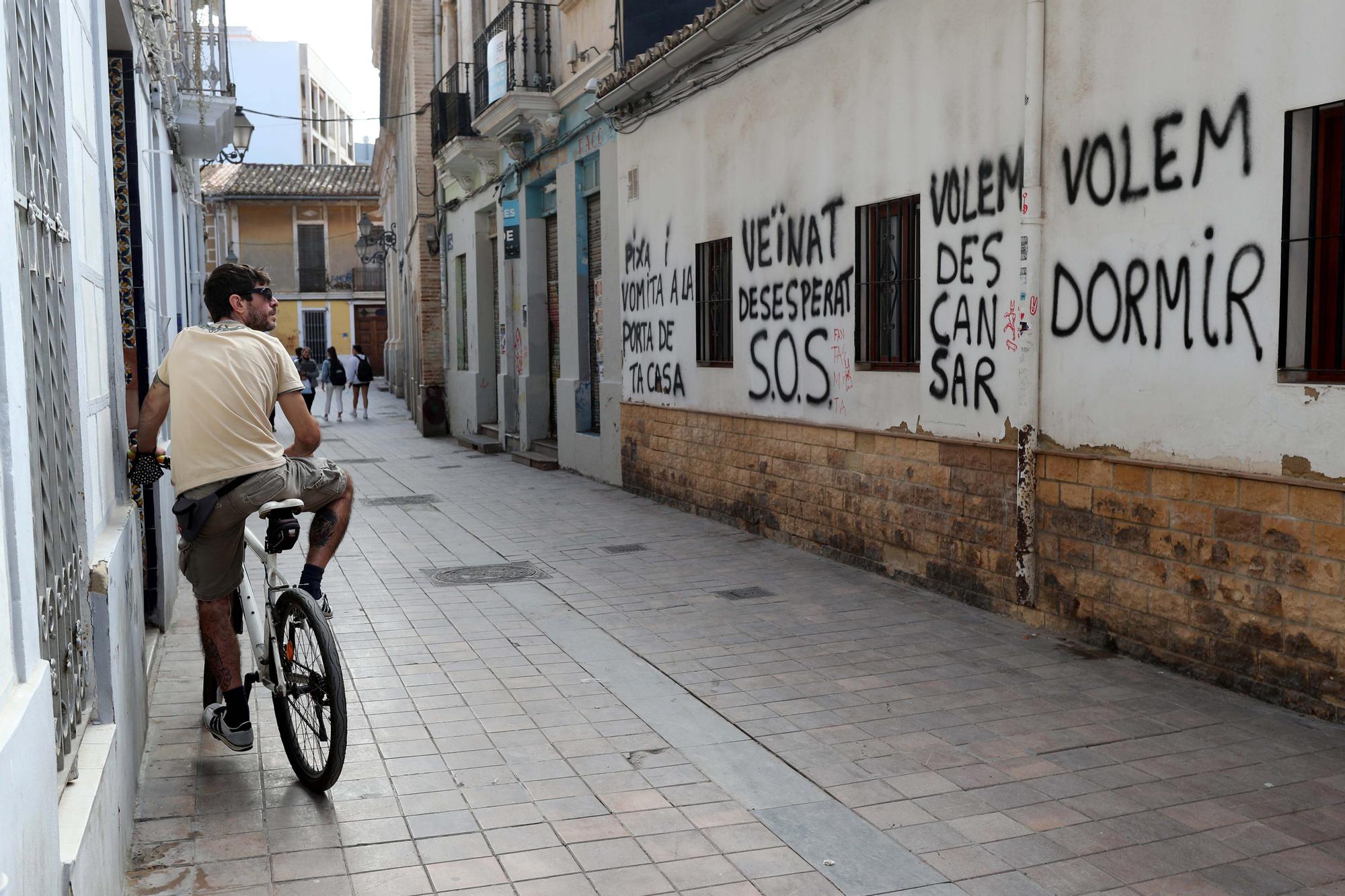 Benimaclet amanece con pintadas en contra de los botellones