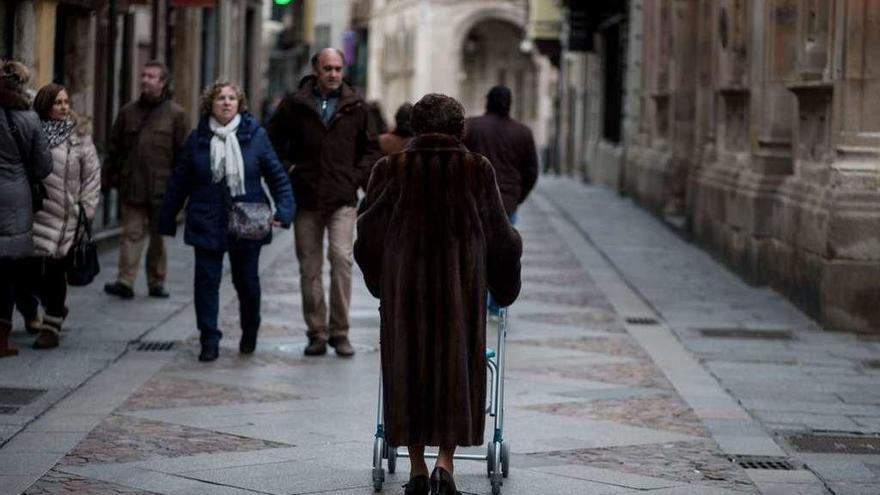 Una mujer pasea por Zamora.