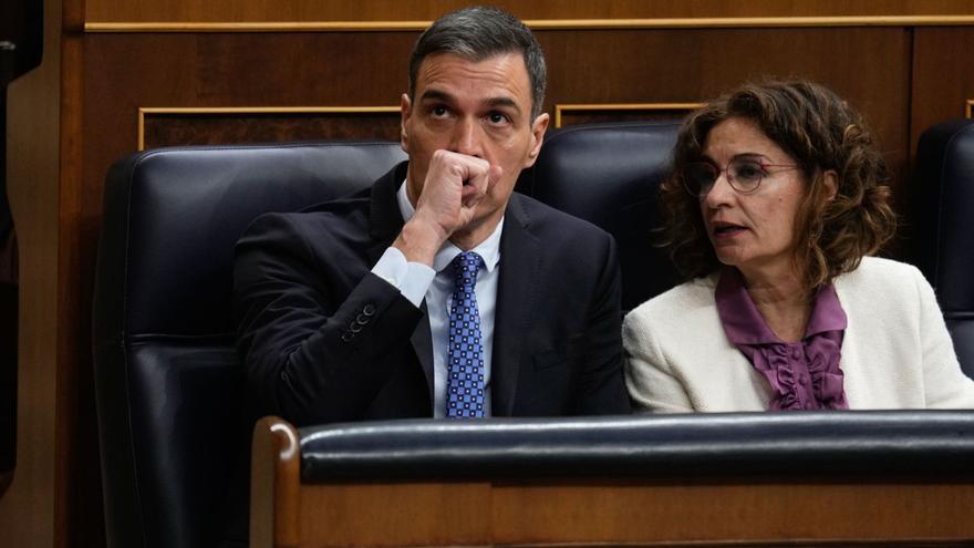 El presidente del Gobierno, Pedro Sánchez, junto a la ministra de Hacienda, María Jesús Montero, en una sesión en el Congreso.  | BORJA TRILLO/EFE