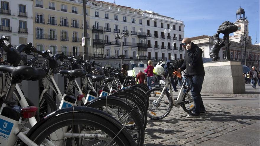 Muere un bombero atropellado por un coche que se dio a la fuga en Madrid