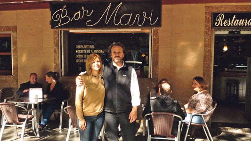Susana López y Biel Llabrés, frente al negocio familiar el bar Mavi.