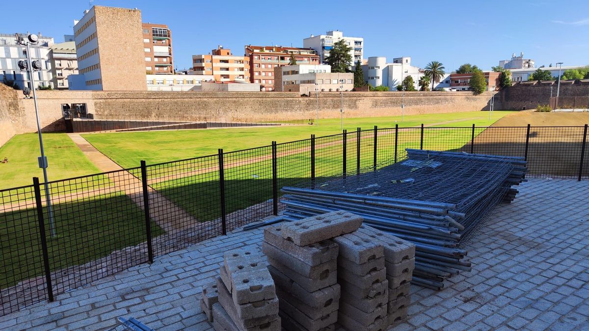 Las vallas apiladas en la calle Stadium, tras retirarlas del perímetro del corredor verde.