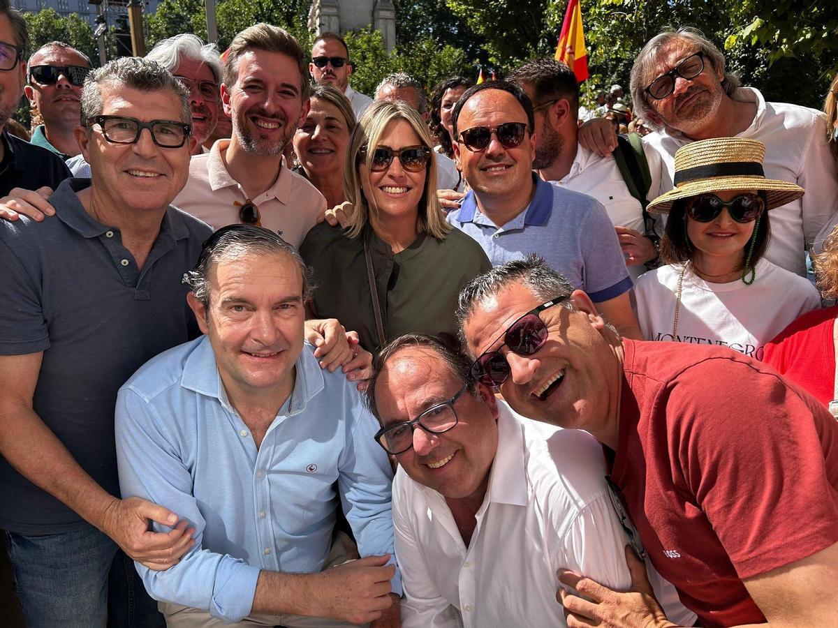 Llorca junto con otros diputados del PPCV en las Cortes, este domingo en Madrid.