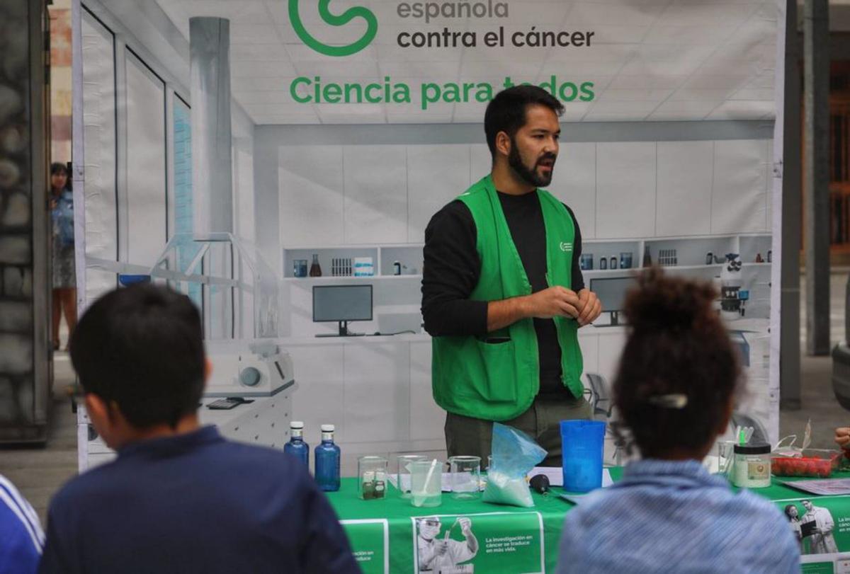 Rubén Sánchez explica uno de los experimentos a los menores. | Alba Prieto