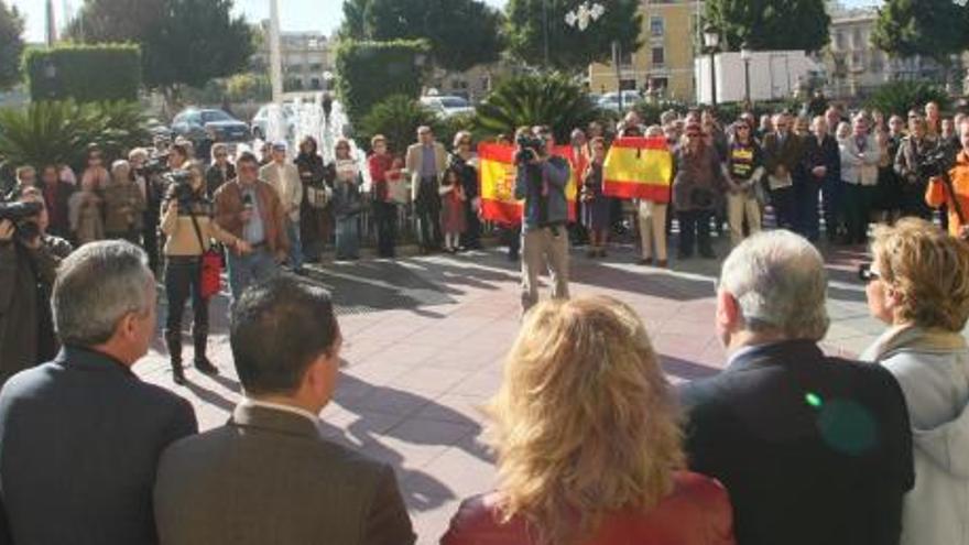Varias personas se concentran frente al Ayuntamiento tras el atentado de Barajas en diciembre de 2006.