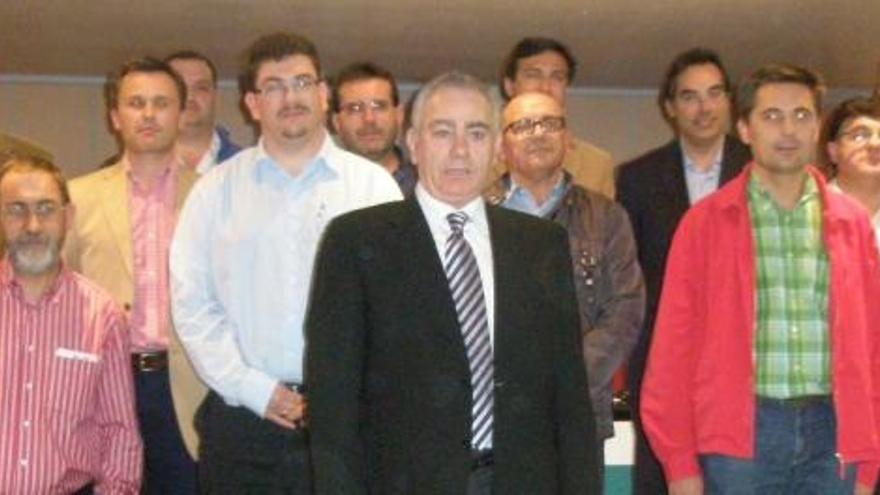 Francisco Lax Ortega, en el centro, tras ser proclamado presidente de Arema