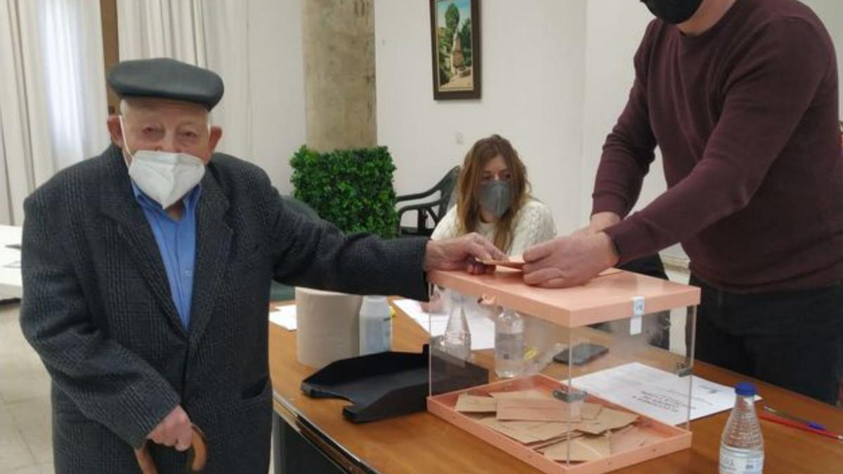 Un vecino de 98 años vota en Alcañices.